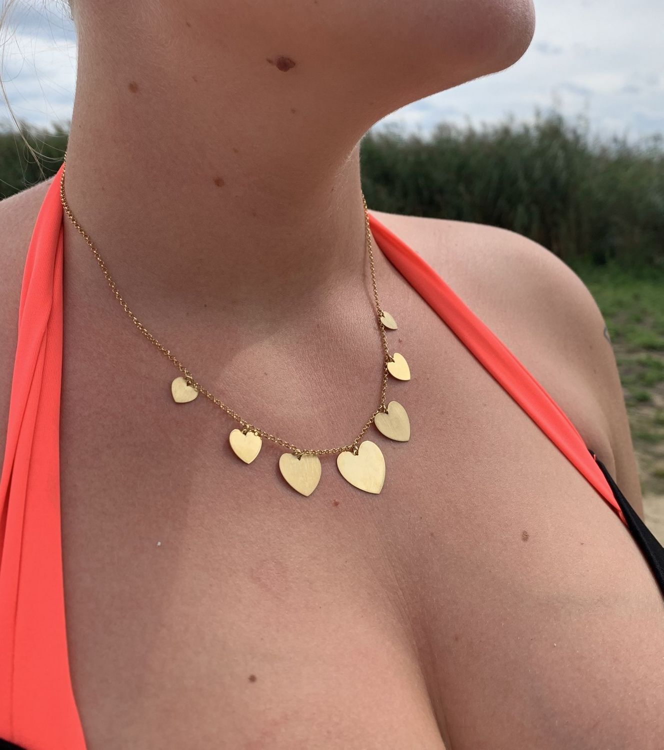 Naszyjnik srebrny celebrytka wiszące serca 925 Dall'Acqua. Naszyjnik z gładkimi zawieszkami w kształcie serc o różnych wielkościach i w nowoczesny sposób rozłożone na celebrytce.11.jpg